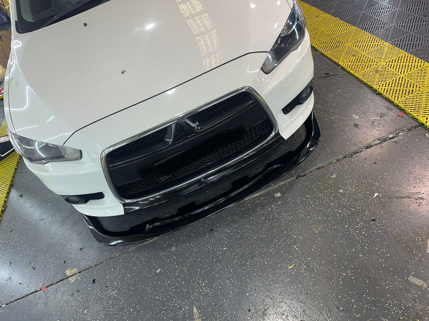 Mitsubishi Lancer GRX front lip splitter